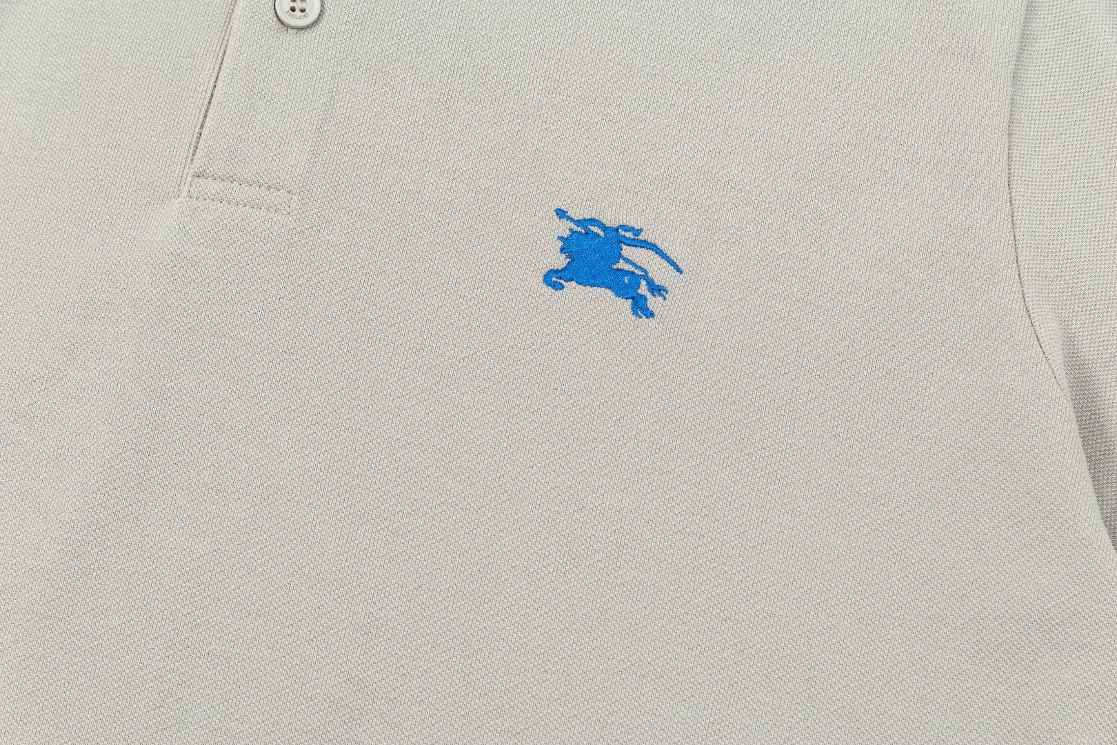 ：BURBERRY ： ：230 ：Black White Blue Size：M-XXL 1：1 LOGO Premium Polo ， ， 。 （EKD） ， 。 Burberry Classic Series， 。 – – （EKD） – 100% – ：100% ；100% – ： – ​